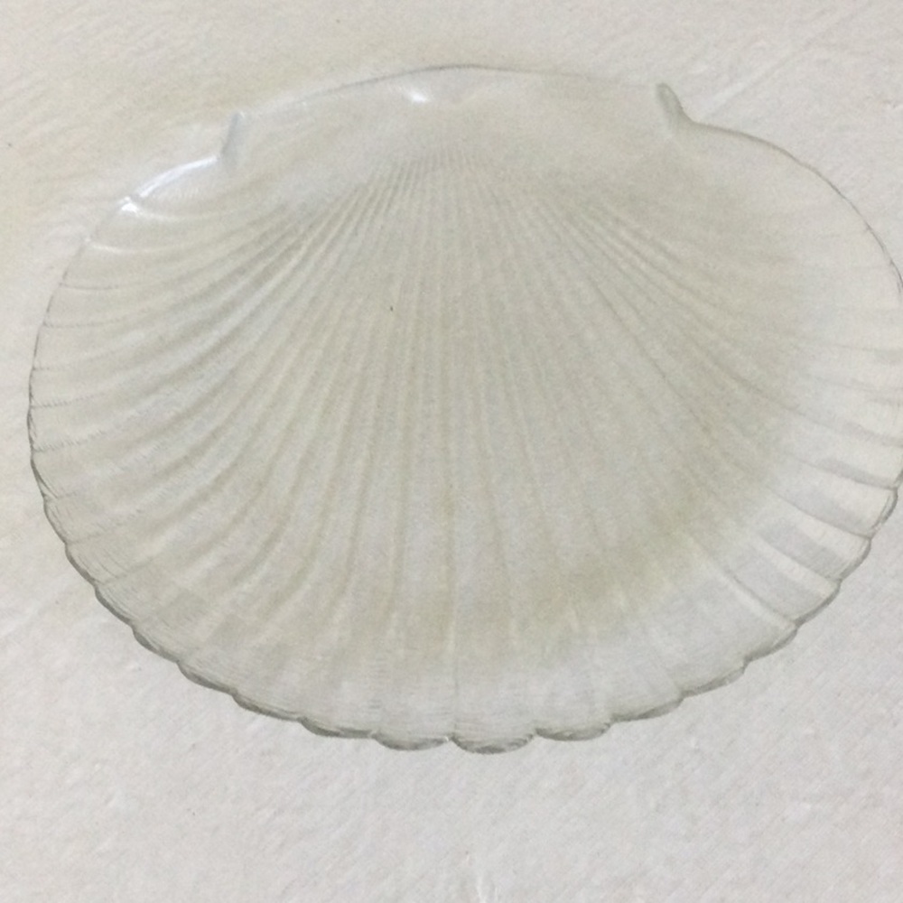 Elegant Clear Glass Shell Plate